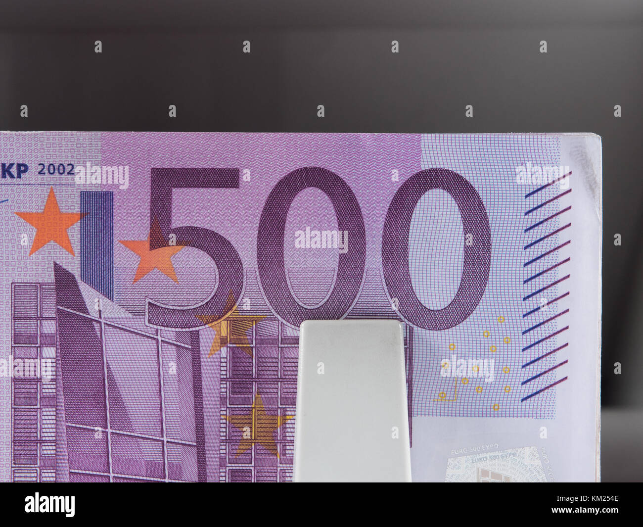 Fünfhundert Euro Banknoten in eine zählmaschine Stockfoto