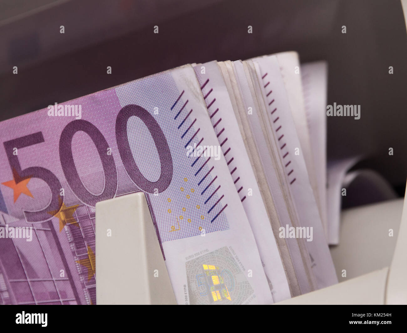 Fünfhundert Euro Banknoten in eine zählmaschine Stockfoto