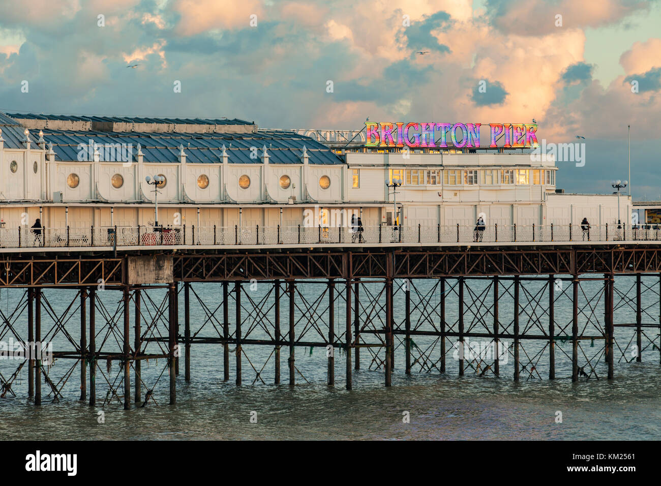 Sonnenuntergang am Pier von Brighton, East Sussex, England. Stockfoto