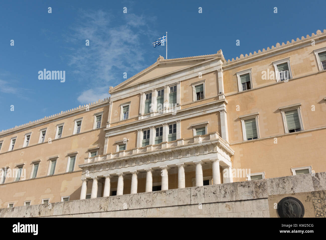 Athen, Griechenland - November 15, 2017: Wehende Flagge auf dem griechischen Parlament Gebäude Stockfoto