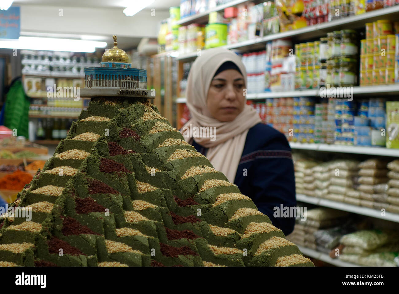Ein Miniaturmodell des islamischen Schreins Kuppel des Felsens steht auf einer Zatar Gewürzpyramide in einem Lebensmittelgeschäft in Beit Habad und der Khan az Zait Straße im muslimischen Viertel in Ost-Jerusalem Israel Stockfoto