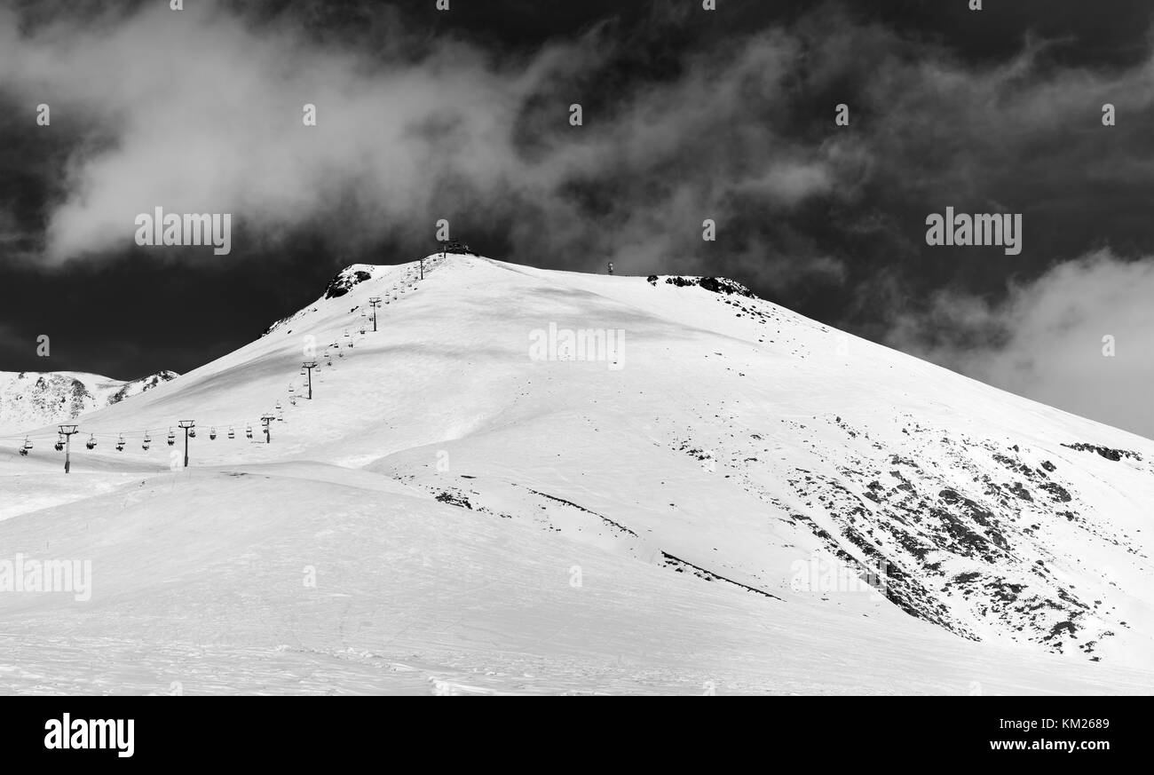 Schwarze und weiße Panorama der verschneiten Ski Resort bei Sun winter Tag. Kaukasus Georgien, gudauri. getönten Landschaft. Stockfoto