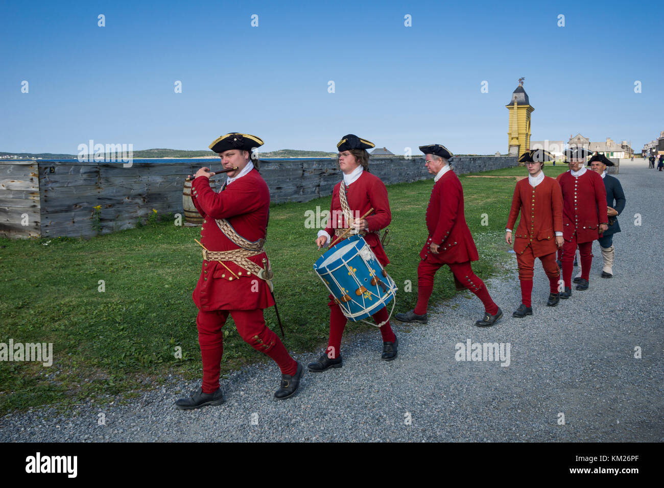 Mitarbeiter, die als Soldaten in Zeituniformen auf der Festung Louisbourg, Cape Breton, Nova Scotia, Kanada gekleidet sind. Stockfoto