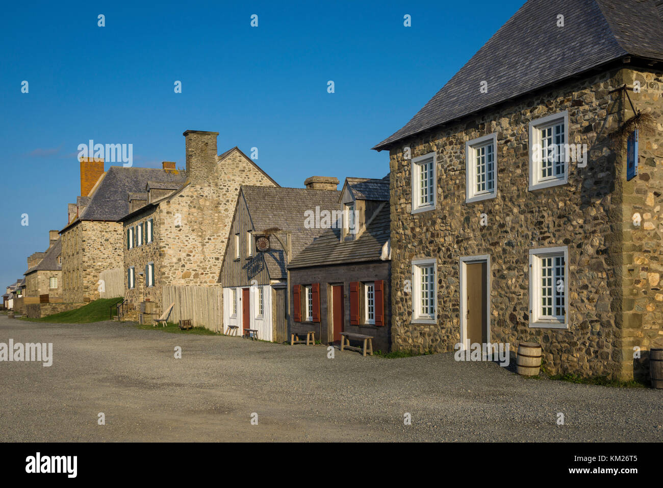 Reihe von Gebäuden in der Nähe des Wassers in der Festung Louisbourg, Kap Breton, Nova Scotia, Kanada. Stockfoto