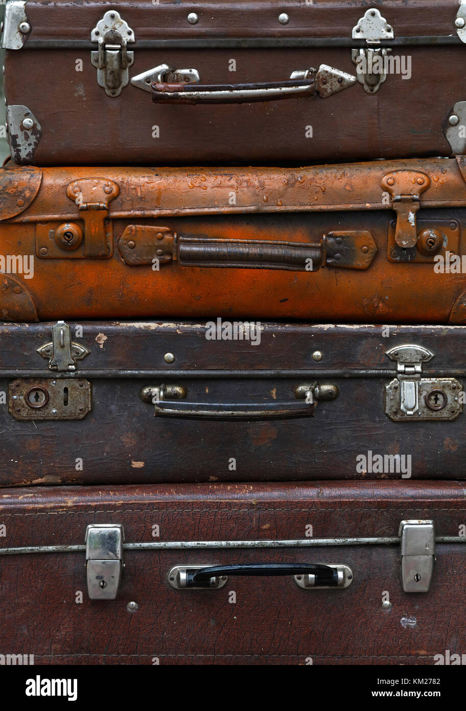 Vier alten Vintage antik grunge Reisegepäck aus braunem Leder Koffer Trunks, Nahaufnahme, niedrig, Winkel, Ansicht von vorne Stockfoto