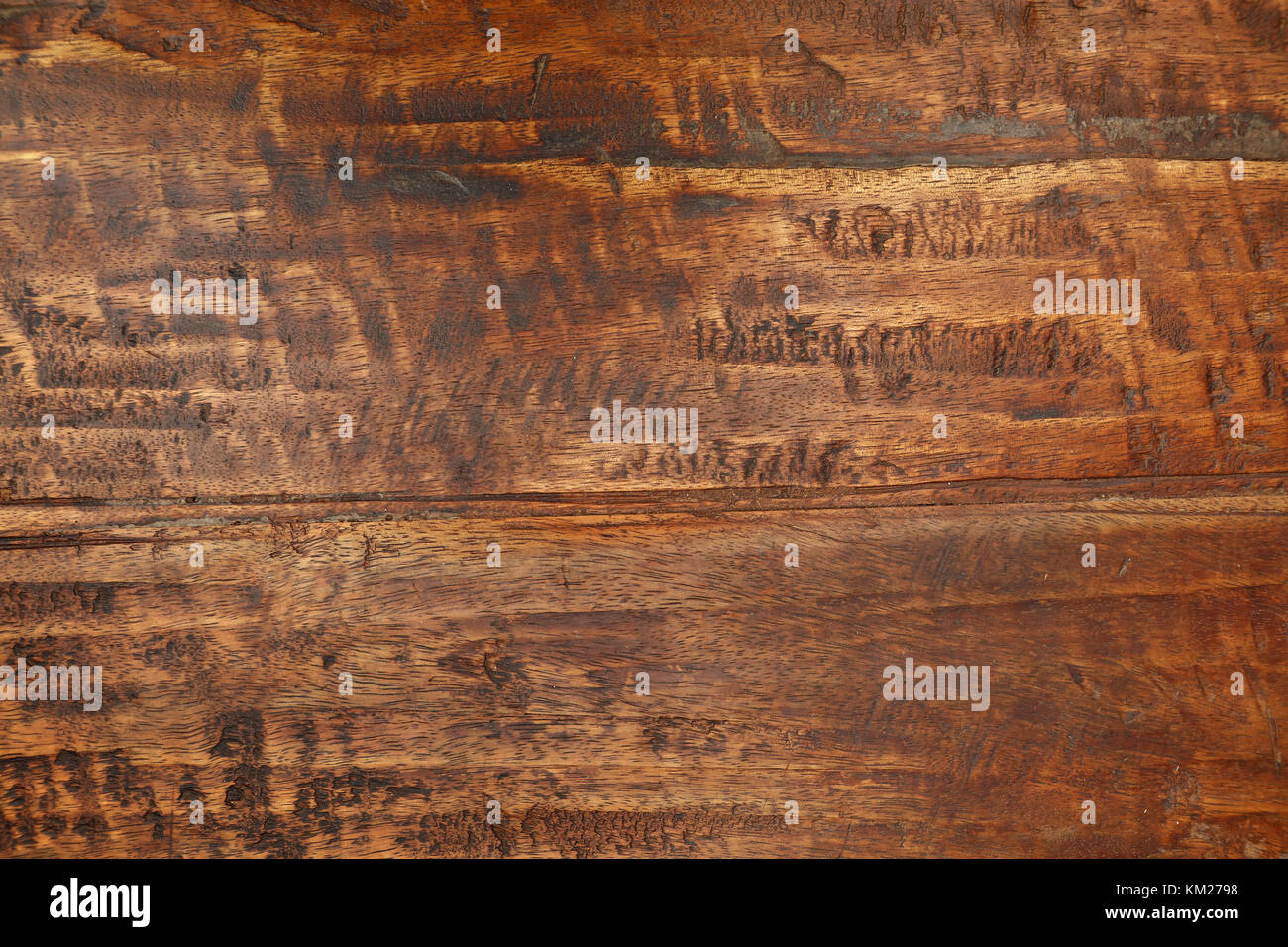 Grunge Hintergrund Textur aus braunem Holz mit schmutzigen Flecken, Kratzer, Löcher und Risse Stockfoto