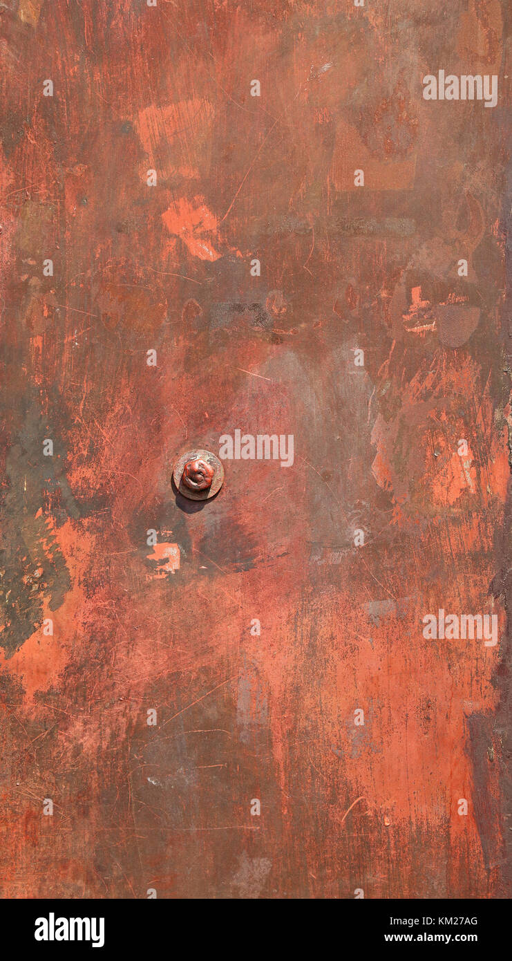 Grunge rot verblasst bemalten alten Metall wand Textur Hintergrund mit Kratzern und laut Flecken, in der Nähe Stockfoto