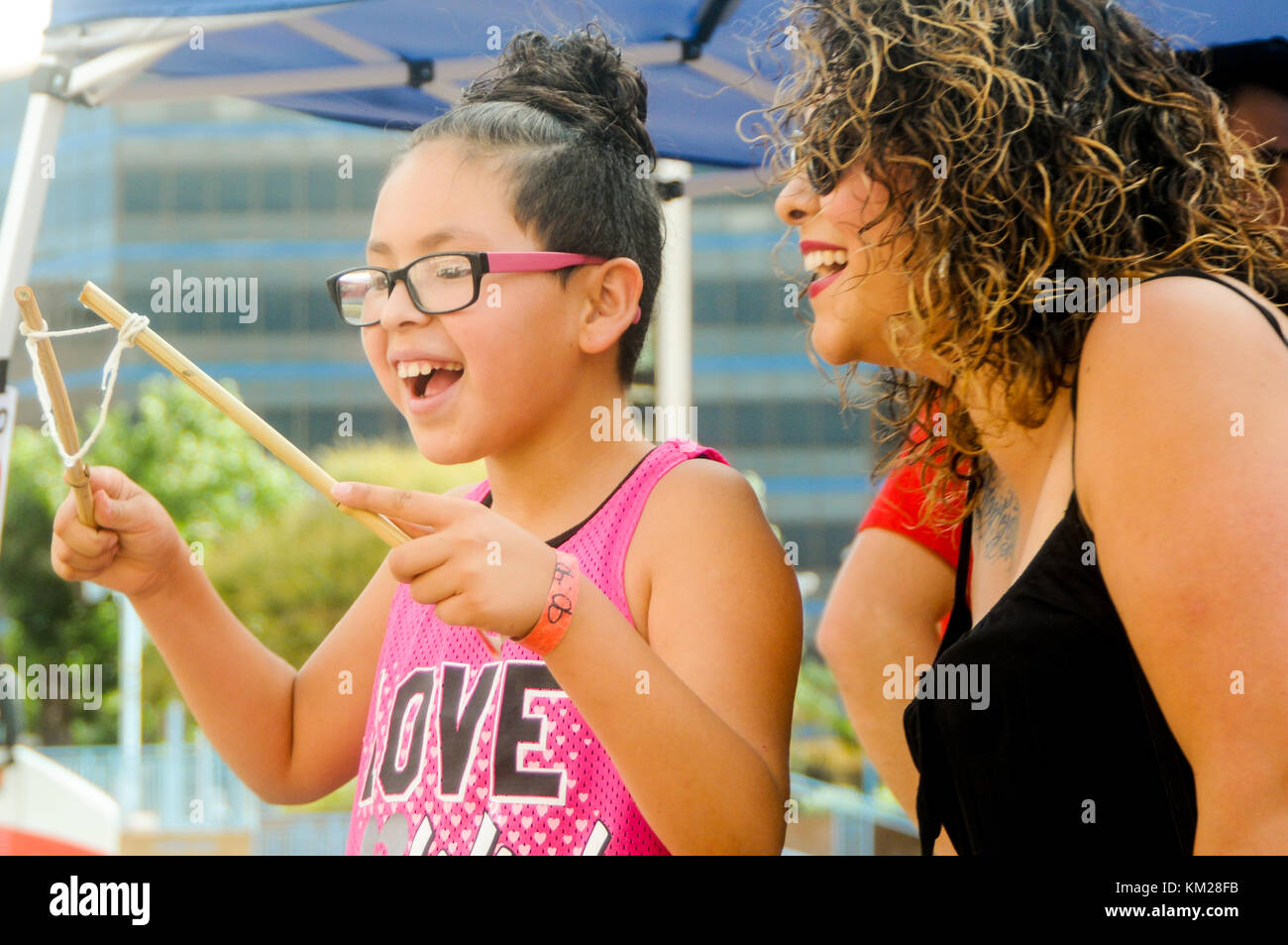 Kinder Rock Fest mit Kindern und Bands, die Spaß haben. Stockfoto