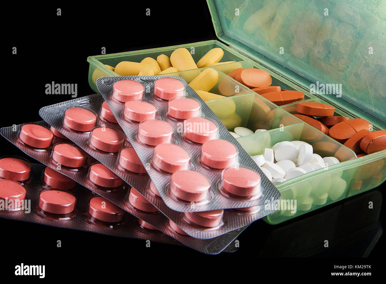 Tabletten in die Box, die für den illegalen Doping verwendet werden. Stockfoto