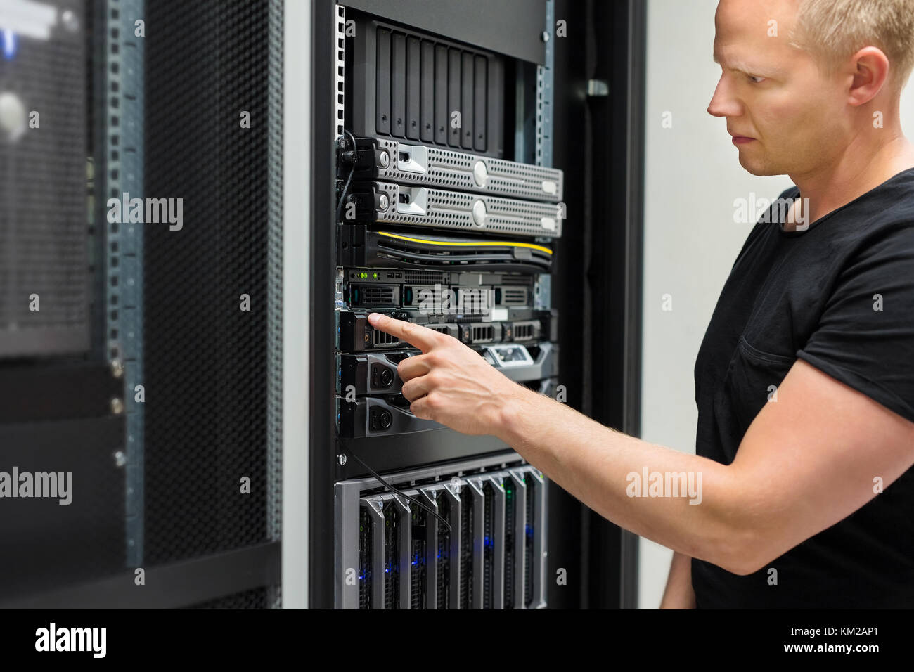 It-Techniker überwacht die Server auf Rack im Rechenzentrum Stockfoto
