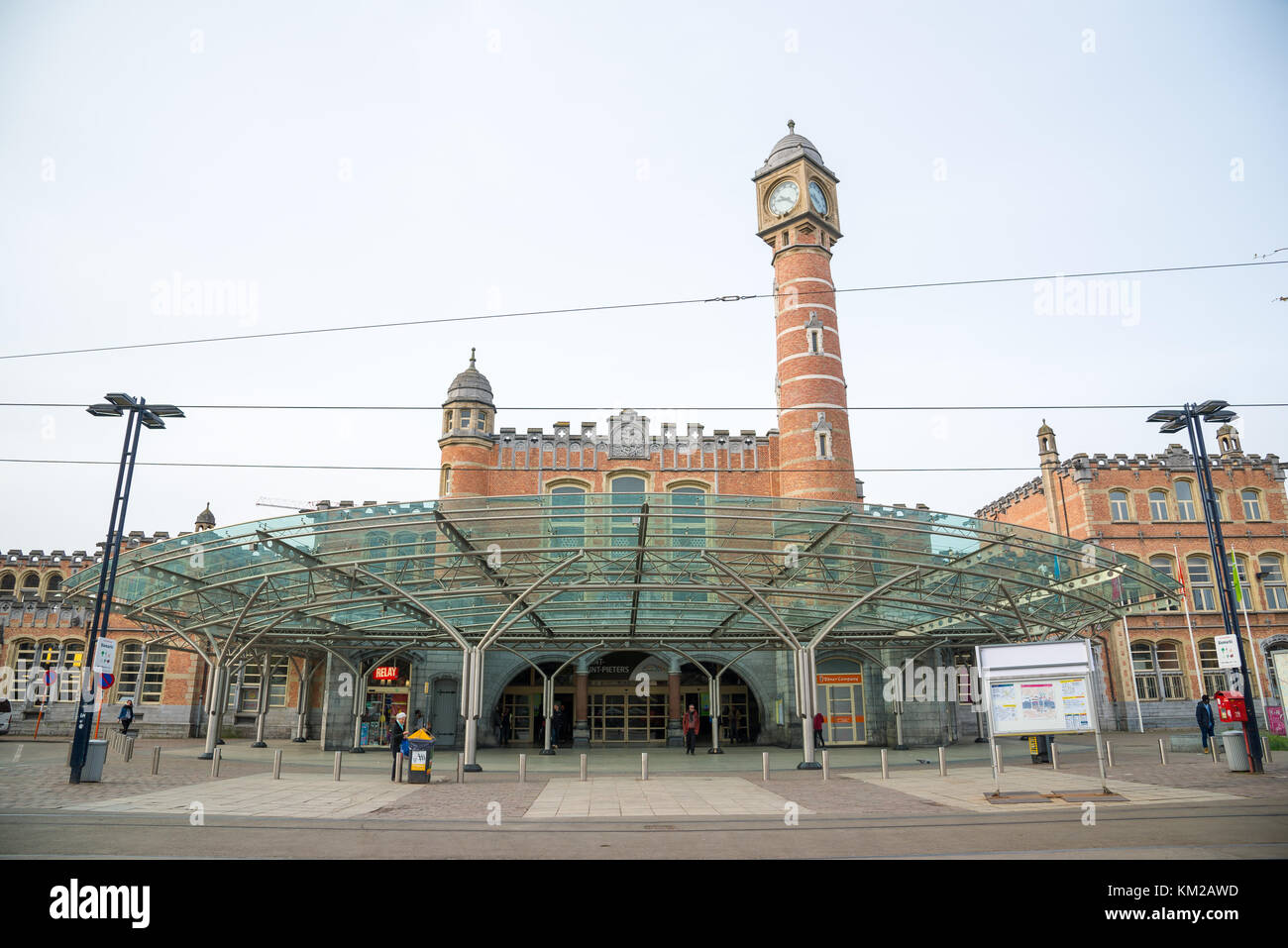 Gent, Belgien - 16 April 2017: Gent-Sint-Pieters - Hauptbahnhof mit Glas, wurde ursprünglich für die Weltausstellung 1912 erbaut. Gent, Belgien Stockfoto
