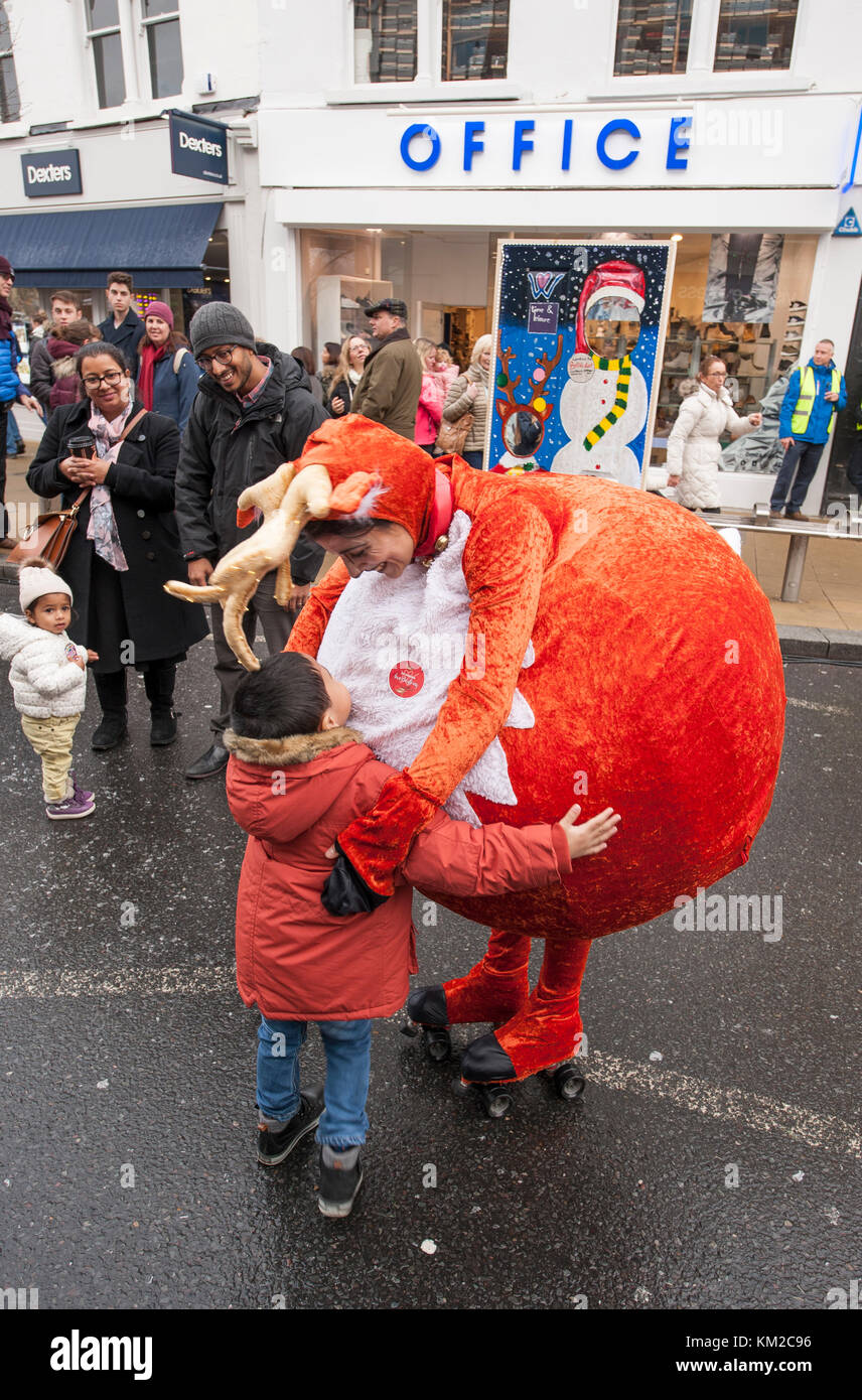 Wimbledon, London SW 19, UK. 3. Dezember, 2017. Liebe Wimbledon Wimbledon der populären "Winter Wonderland" kehrt vorübergehend Wimbledon Broadway mit Tausenden von Besuchern zu Weihnachten Marktstände behandelt, Straßentheater, festliche Veranstaltungen und Fahrten für Kinder Fußgängerzone. Credit: Malcolm Park/Alamy Leben Nachrichten. Stockfoto