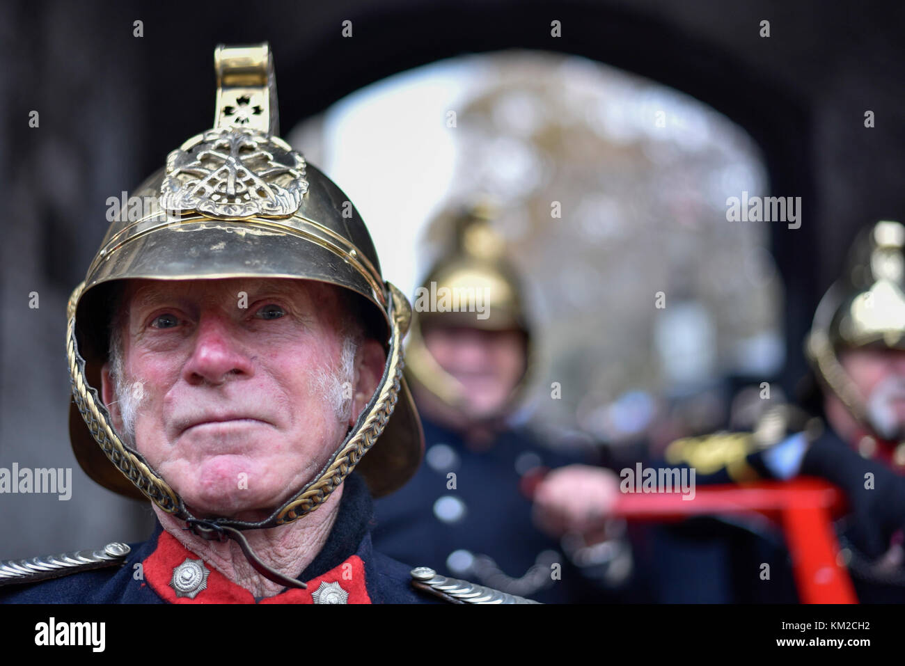 Rochester, Großbritannien. Vom 3. Dezember 2017. Teilnehmer gekleidet wie Viktorianischen Feuerwehrmänner an den jährlichen Dickensian Christmas Festival in Rochester. Das Kent Town ist ein Viktorianisches makeover das Leben der Schriftsteller Charles Dickens (wer viel von seinem Leben dort zu feiern), mit Viktorianischen themed Straßentheater, Kostümierte Paraden und ein Weihnachtsmarkt. Credit: Stephen Chung/Alamy leben Nachrichten Stockfoto