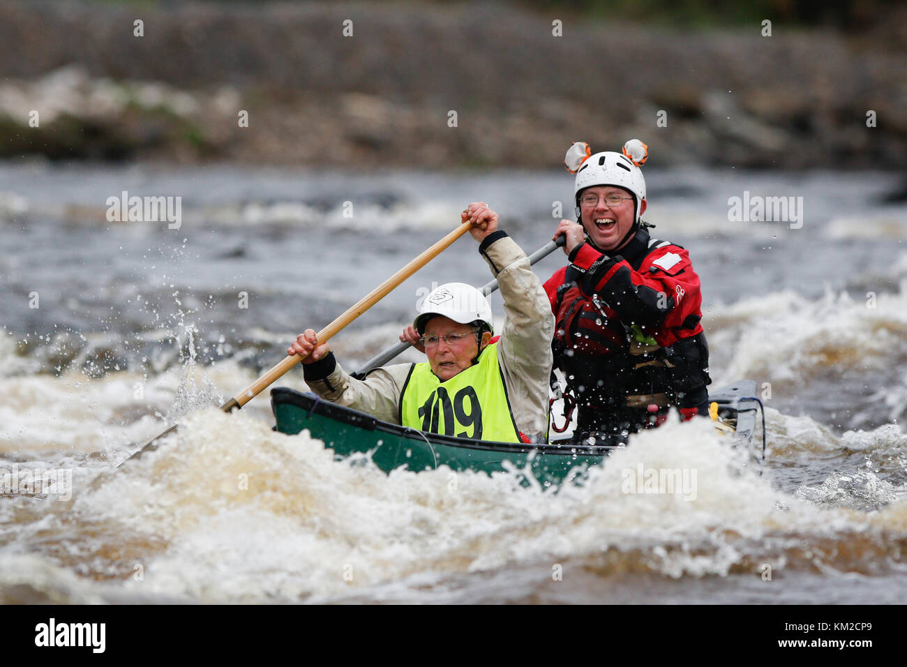 Newtonstewart, Irland. 03 Dez, 2017. mourne weißes Wasser Rennen 2017 Kathleen mccormick aus Co. Kildare, Irland, einer der ältesten Irlands Paddler, konkurriert in den Mourne weißes Wasser Rennen in co Tyrone. Credit: Graham service/alamy leben Nachrichten Stockfoto