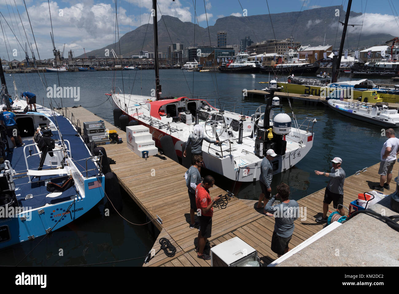 Volvo Ocean Race Kapstadt Südafrika. Rennyachten auf dem Hafen vor dem Hintergrund des Tafelbergs Dezember 2017 Stockfoto