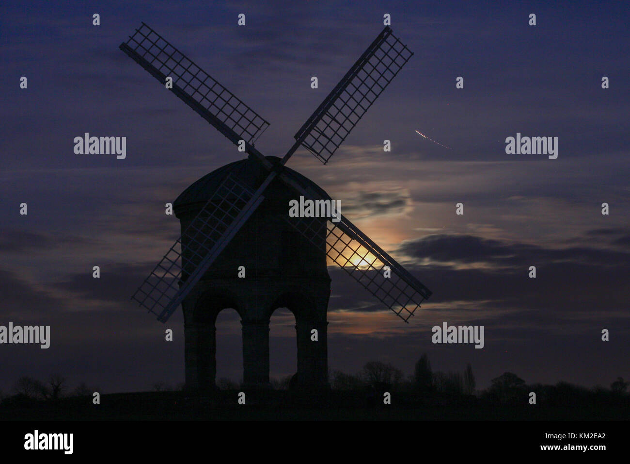 Mond hinter Chesterton Windmill, Warwickshire, Großbritannien steigende Stockfoto