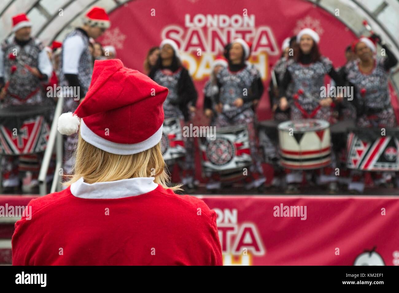 London, Großbritannien. Dezember 2017. Läufer, Jogger und Wanderer in weihnachtsmannskostümen trotzen dem Nieselwetter und nehmen 2017 am santa Dash for Charity auf Clapham Common in London, Großbritannien, Teil. Quelle: N Pope - Editorial/Alamy Live News. Stockfoto