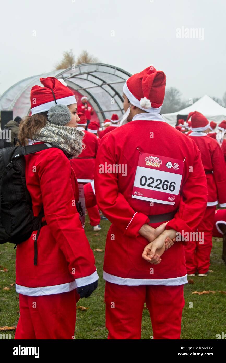 London, Großbritannien. Dezember 2017. Läufer, Jogger und Wanderer in weihnachtsmannskostümen trotzen dem Nieselwetter und nehmen 2017 am santa Dash for Charity auf Clapham Common in London, Großbritannien, Teil. Quelle: N Pope - Editorial/Alamy Live News. Stockfoto