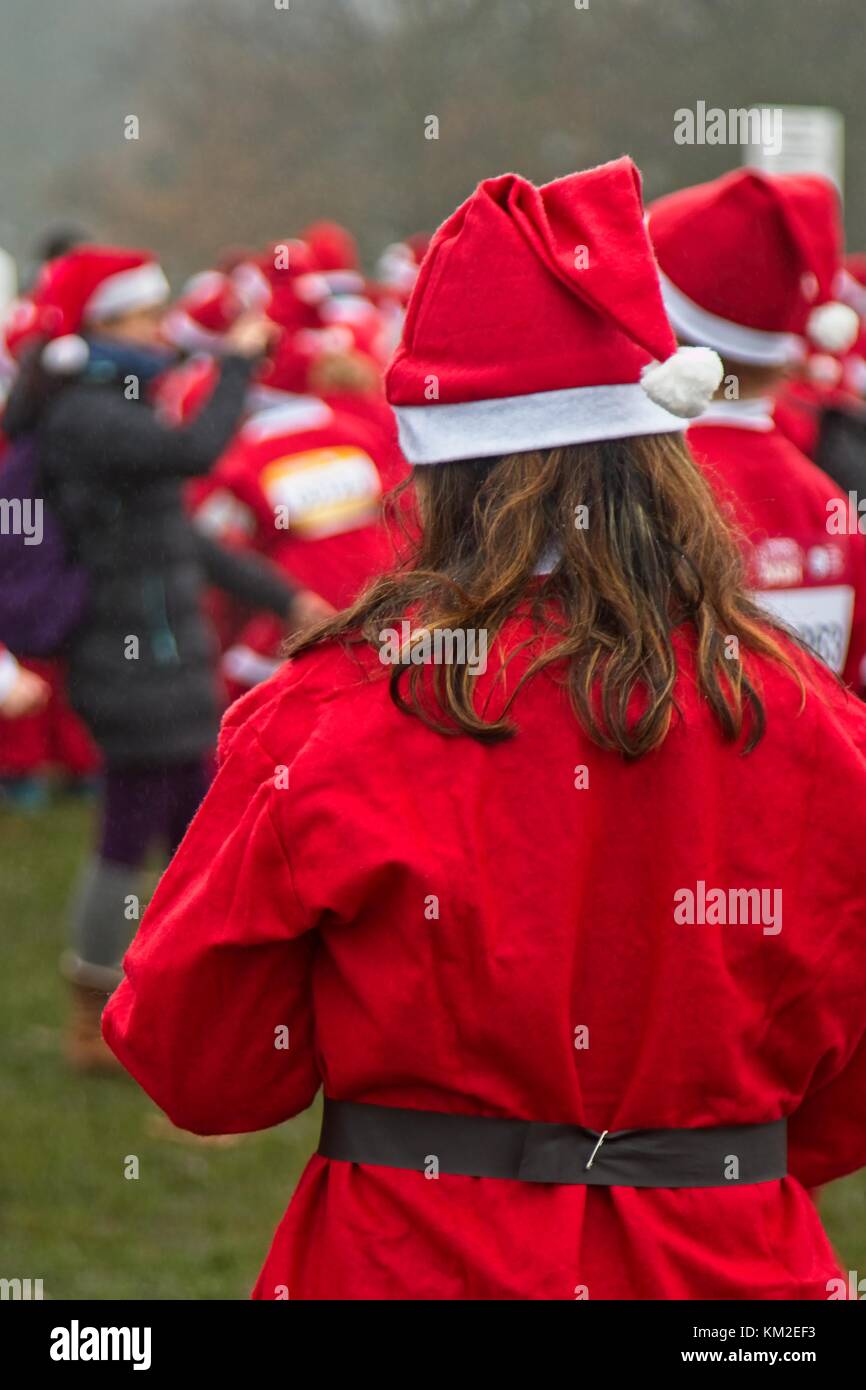 London, Großbritannien. Dezember 2017. Läufer, Jogger und Wanderer in weihnachtsmannskostümen trotzen dem Nieselwetter und nehmen 2017 am santa Dash for Charity auf Clapham Common in London, Großbritannien, Teil. Quelle: N Pope - Editorial/Alamy Live News. Stockfoto