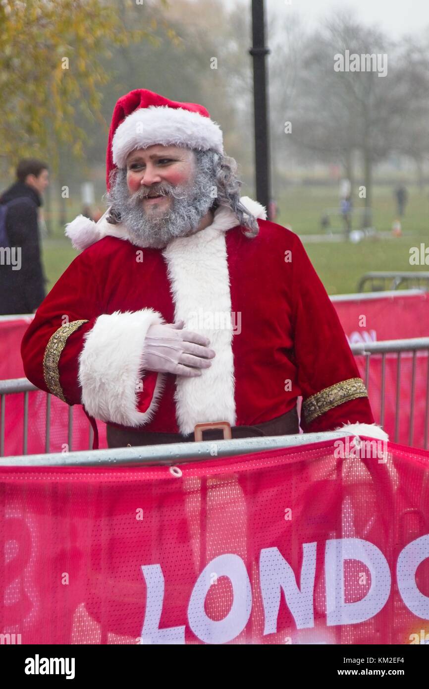 London, Großbritannien. 3 Dez, 2017. Läufer, Jogger und Walker in santa Kostüme gekleidet die verregneten Wetter in Santa 2017 Dash für Nächstenliebe teilzunehmen mutig, sich in Clapham Common in London. Credit: n Papst - redaktionelle/alamy Leben Nachrichten. Stockfoto