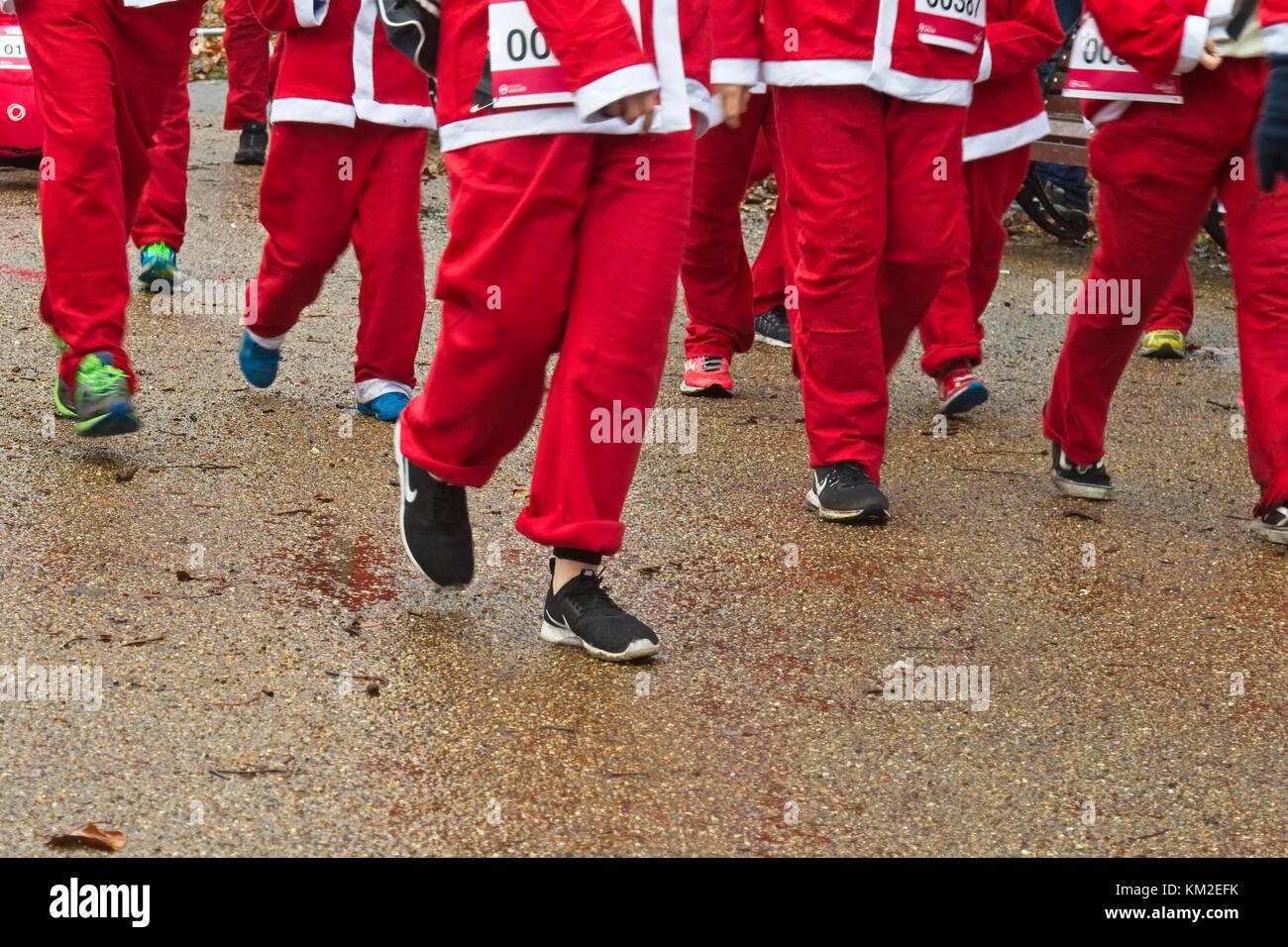 London, Großbritannien. Dezember 2017. Läufer, Jogger und Wanderer in weihnachtsmannskostümen trotzen dem Nieselwetter und nehmen 2017 am santa Dash for Charity auf Clapham Common in London, Großbritannien, Teil. Quelle: N Pope - Editorial/Alamy Live News. Stockfoto