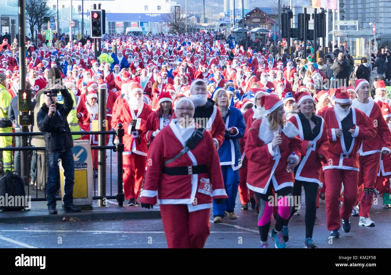 Liverpool, Merseyside, Großbritannien. Dezember 2017. Jährlicher festlicher Charity Run, bei dem sich Läufer als Weihnachtsmann verkleiden, um Geld für gute Zwecke zu sammeln Credit: Andy von Pip/ZUMA Wire/Alamy Live News Stockfoto