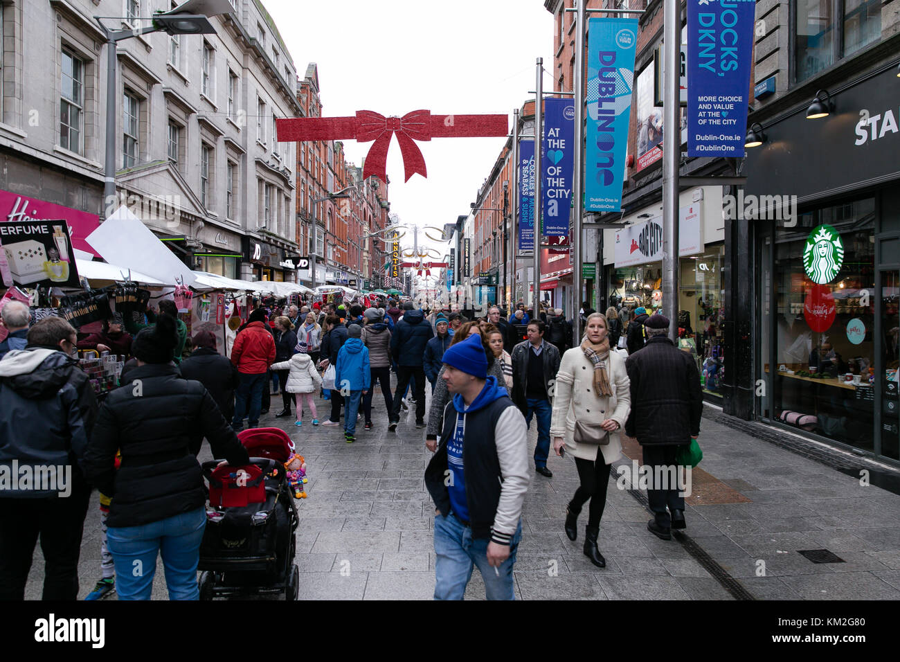Dublin, Irland. 3 Dez, 2017. Sonntag auf der Henry Street mit Händlern und Käufern immer bereit für Weihnachten Stockfoto