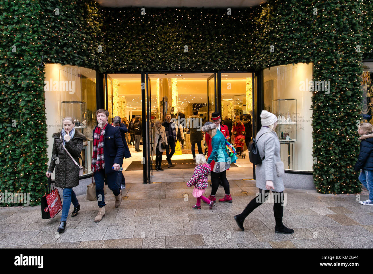 Dublin, Irland. 3 Dez, 2017. Brown Thomas in der Grafton Street. Sonntag mit Händlern und Käufern immer bereit für Weihnachten Stockfoto