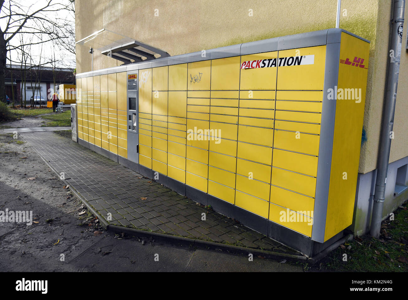 Potsdam, Deutschland. 4. Dez 2017. Ansicht der DHL Paket Station an der  Straße Ecke Kantstraße mit roseggerstrasse, in der die Paketbombe  registriert wurde, in Potsdam, Deutschland, 4. Dezember 2017. Die Polizei  sucht