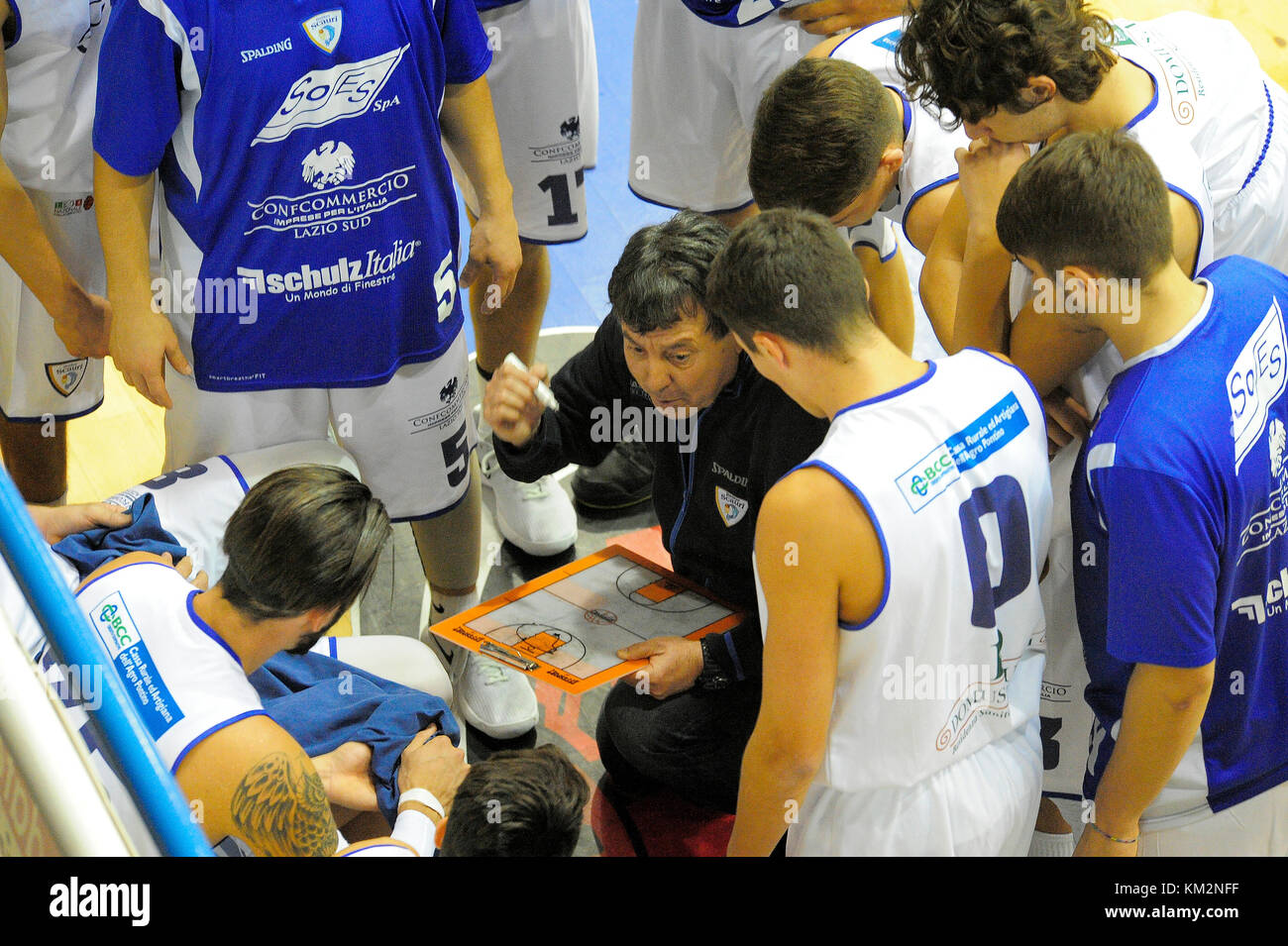 Minturno, Italien. 3. Dezember 2017. Eine Auszeit während des Basketballspiels Basket Scauri gegen Basket Stella Azzurra Roma, Italienische Nationale Basketball-Liga Old Wild West - Serie B Stockfoto