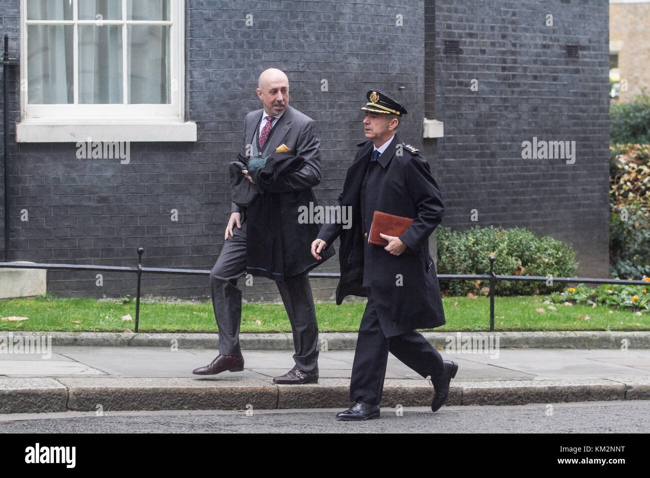 London, Großbritannien. 4. Dezember 2017 stellvertretender Leiter der Missionen, in der spanischen Botschaft in London jose maria Fernandez Lopez de turiso kommt an der Downing Street, begleitet von einem spanischen Militärs Credit: Amer ghazzal/alamy leben Nachrichten Stockfoto