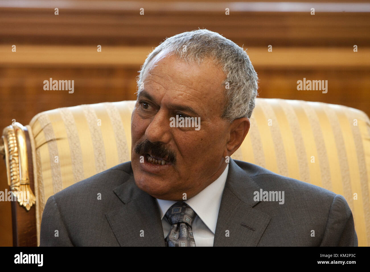 (DATEI) ein Archivfoto vom 11. Januar 2010 zeigt den Präsidenten der Republik Jemen, Ali Abdullah Salih, eines der am längsten amtierenden Staatsoberhäupter der Welt in Sanaa, Jemen. Die arabischen Golfstaaten sind besorgt über die Eskalation der Gewalt im Jemen. Sie schlagen vor, dass Präsident Salih seine Macht aufgibt und im Gegenzug nicht vor Gericht gestellt wird. Foto: Arno Burgi | Nutzung weltweit Stockfoto