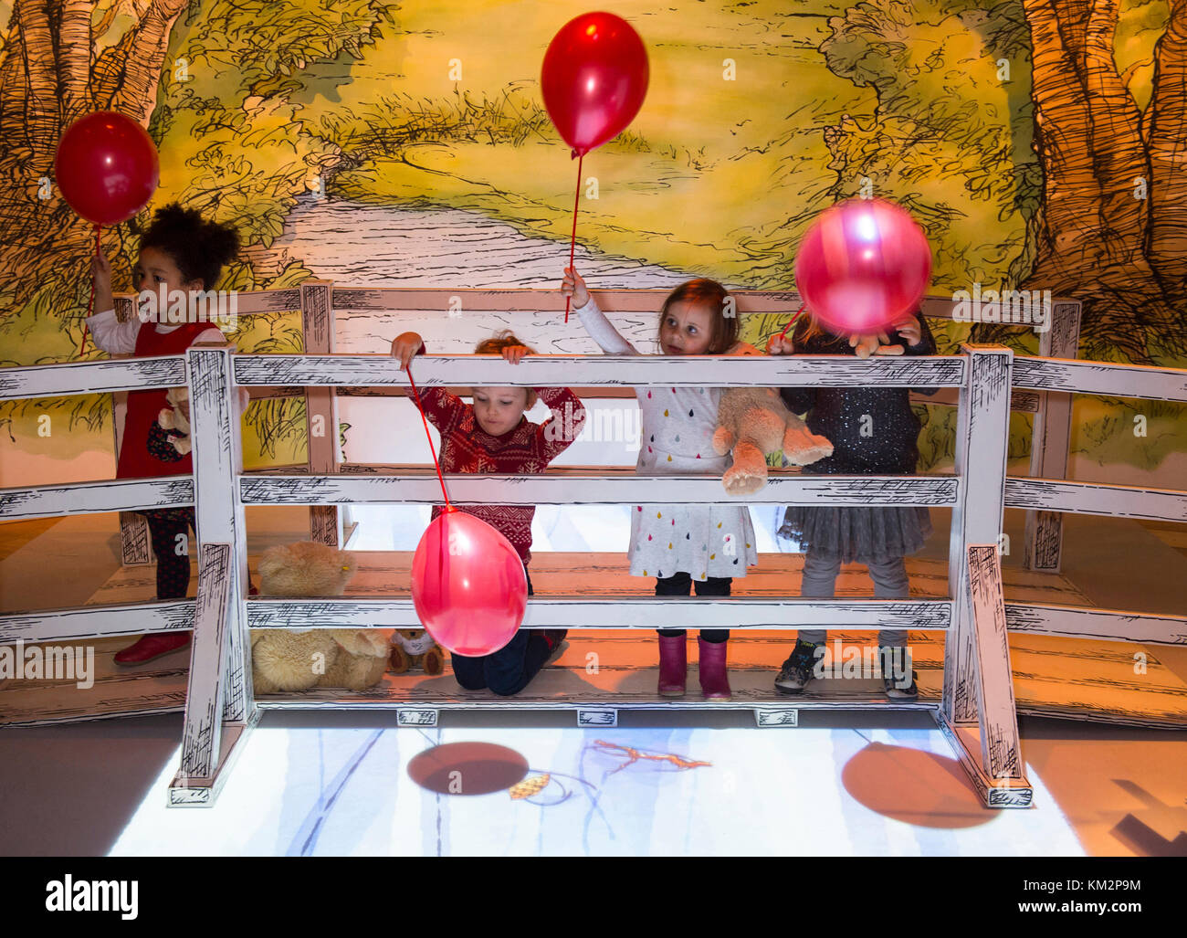 V&A, London, UK. 4. Dezember, 2017. Junge Kinder spielen und entdecken die neue V&A Winnie-the-Pooh: Erkundung eine klassische Ausstellung, die umfasst Große, handgemalte Hintergründe der hundert Morgen Wald und eine Erholung des berühmten Poohsticks Brücke. Die Originalzeichnungen von Winnie-the-Pooh sind auf Anzeige an der V&A zum ersten Mal in fast 40 Jahren als Teil der bisher grösste Ausstellung des britischen auf Winnie-the-Pooh, A.A. Milne und E.H. Shepard. Credit: Malcolm Park Redaktion/Alamy leben Nachrichten Stockfoto