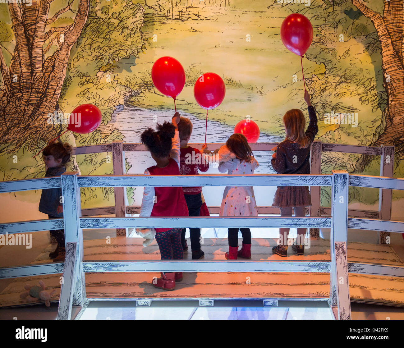 V&A, London, UK. 4. Dezember, 2017. Junge Kinder spielen und entdecken die neue V&A Winnie-the-Pooh: Erkundung eine klassische Ausstellung, die umfasst Große, handgemalte Hintergründe der hundert Morgen Wald und eine Erholung des berühmten Poohsticks Brücke. Die Originalzeichnungen von Winnie-the-Pooh sind auf Anzeige an der V&A zum ersten Mal in fast 40 Jahren als Teil der bisher grösste Ausstellung des britischen auf Winnie-the-Pooh, A.A. Milne und E.H. Shepard. Credit: Malcolm Park Redaktion/Alamy leben Nachrichten Stockfoto