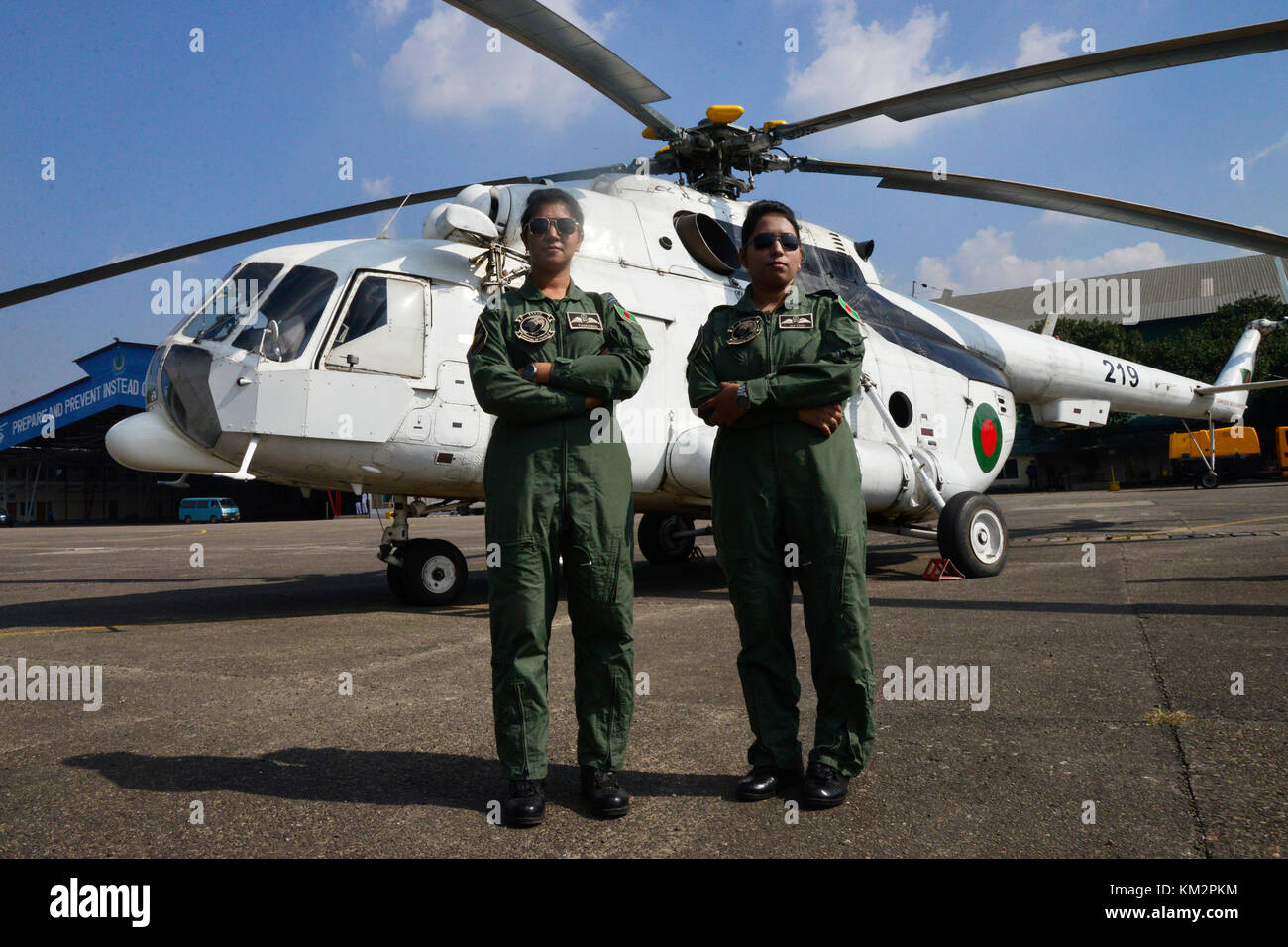 Dhaka, Bangladesch. 4. Dezember, 2017. Flight Lieutenant Tamanna - E-Lutfy (links) und Flight Lieutenant Nayma Haque birgt für Foto bei Dhaka cantonment in Dhaka, Bangladesch, am 4. Dezember 2017. In Bangladesch als erste Frau zur militärischen Piloten haben sich zusammengeschlossen, um die Friedensmission der Vereinten Nationen in der Demokratischen Republik Kongo, des Verteidigungsministeriums sagte heute in einer Pressemitteilung der Inter Leistungen Public Relations, es erklärt den Einsatz von Flight Lieutenant Nayma Haque und Flight Lieutenant Tamanna - E-Lutfy. Credit: Mamunur Rashid/Alamy leben Nachrichten Stockfoto