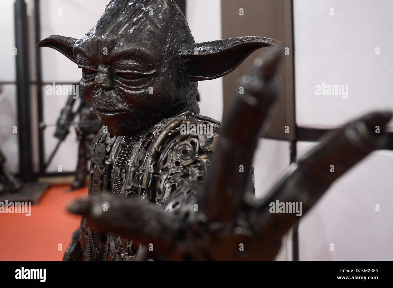 Krakau, Polen. 4. Dez, 2017. a scuplture von Meister Yoda während der temporären Ausstellung namens "Galerie der Stahl zahlen" im Museum der Städtischen Engineering in Krakau gesehen. Die Ausstellung von Stahl Zahlen, die durch die Studie von Madame Tussauds Wachsfigurenkabinett in London inspiriert ist. Credit: omar Marques/Sopa/zuma Draht/alamy leben Nachrichten Stockfoto