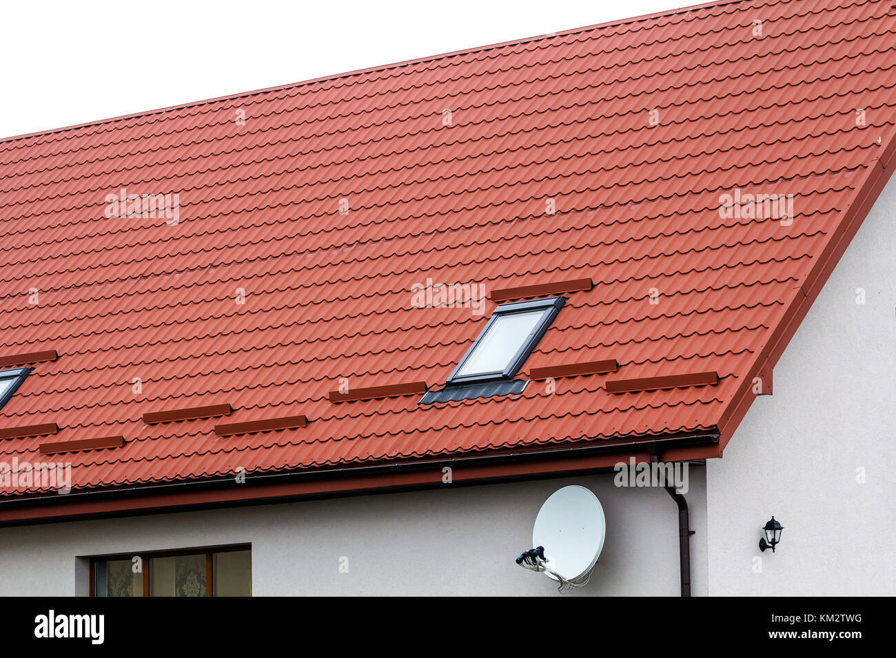 Dach eines neuen Haus aus roten Dachziegel hergestellt Stockfoto