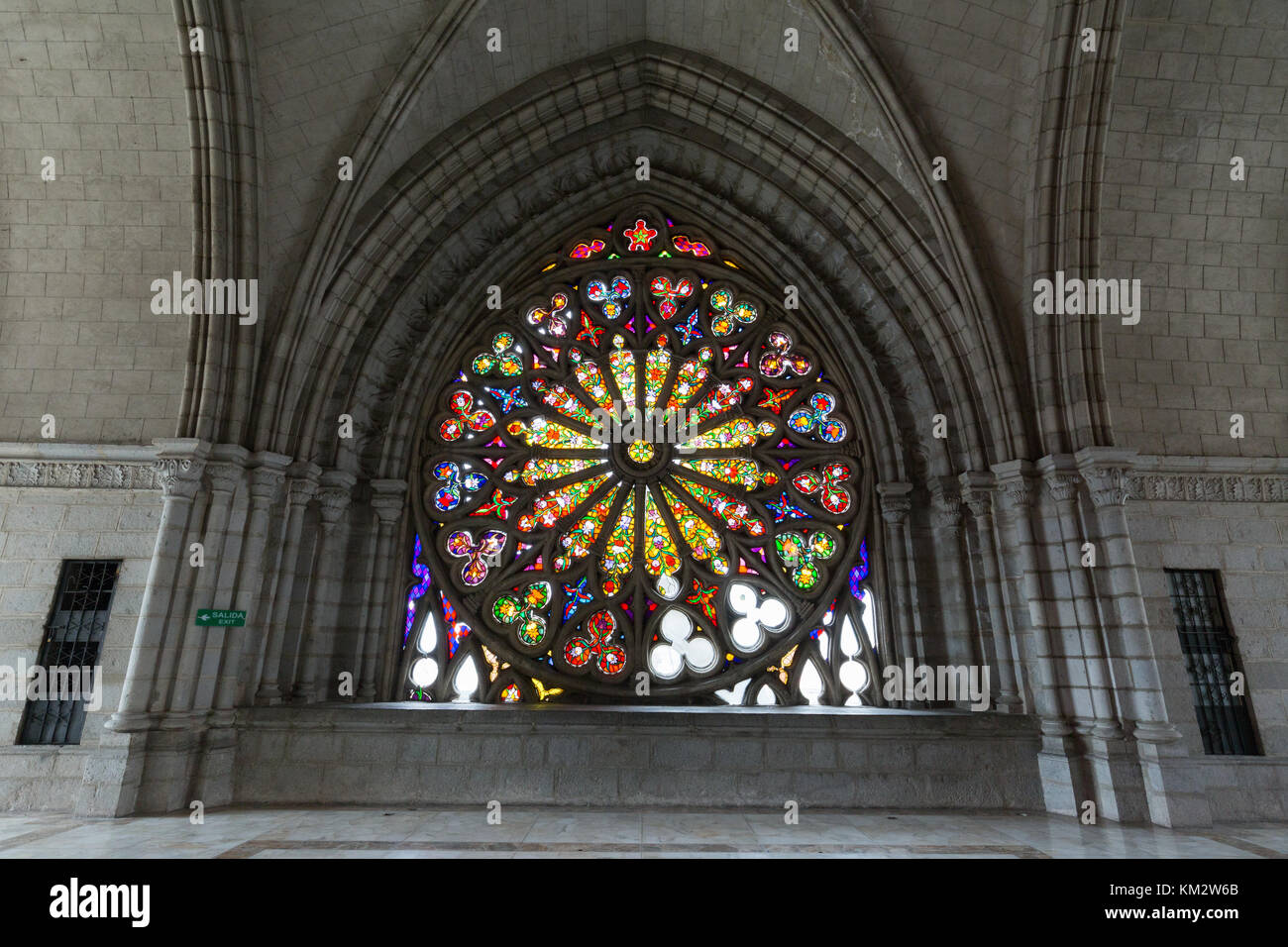 Das Rosenfenster; die Basílica del Voto Nacional ( die Basilika des nationalen Gelübdes ), Quito, Ecuador Südamerika Stockfoto