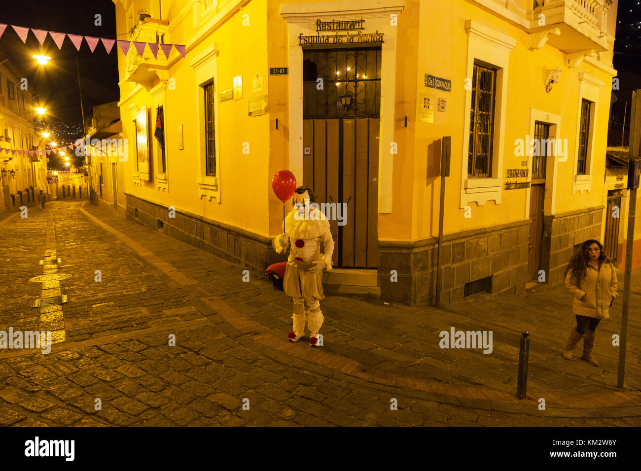 Mann, der nachts als Clown gekleidet ist, La Ronda, Altstadt, Quito Ecuador, südamerikanische Straßenszene Stockfoto Mann, der nachts als Clown gekleidet ist, La Ronda, Altstadt, Quito Ecuador, südamerikanische Straßenszene Stockfoto