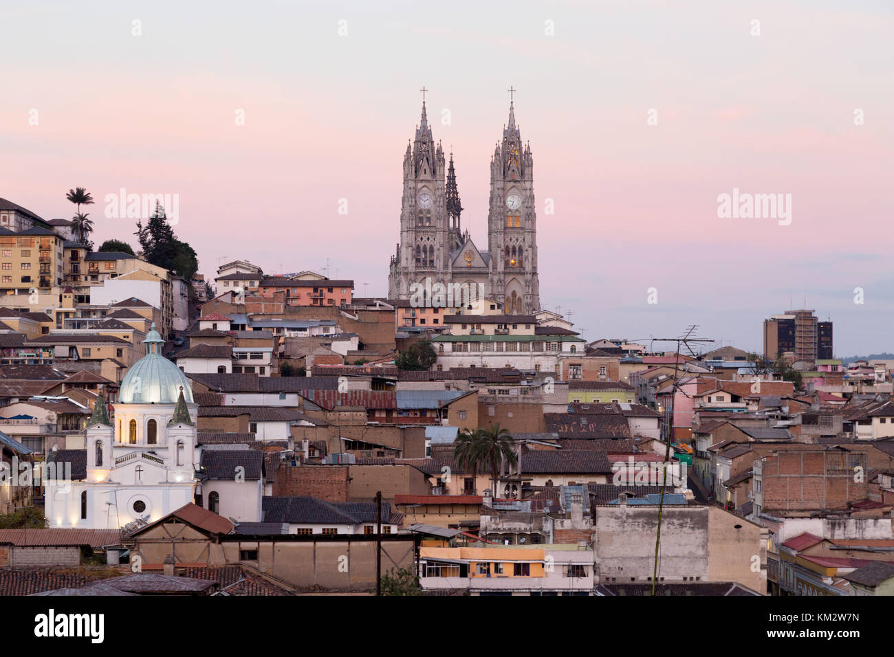 Quito Ecuador - Altstadt Skyline bei Sonnenuntergang mit der Basilika; UNESCO Weltkulturerbe, Quito, Ecuador Südamerika Stockfoto