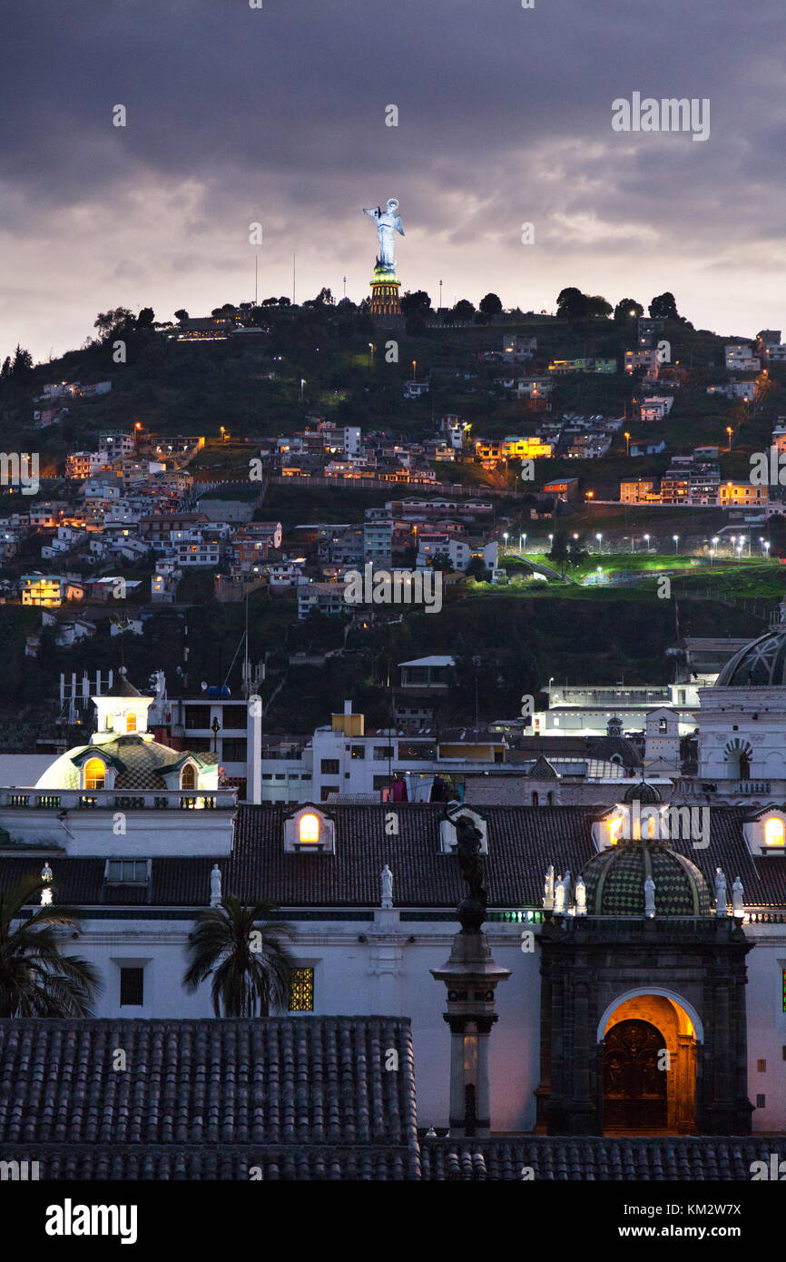 Quito Ecuador - Abenddämmerung über dem Panecillo-Hügel ( El Panecillo ) und der Jungfrau von Quito, Quito, Ecuador Südamerika Stockfoto