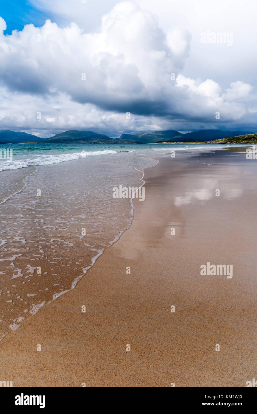 Wolken reflektiert auf dem nassen Sand von Luskentyre Strand und Ton z. auf South Harris in den äußeren Hebriden. Stockfoto
