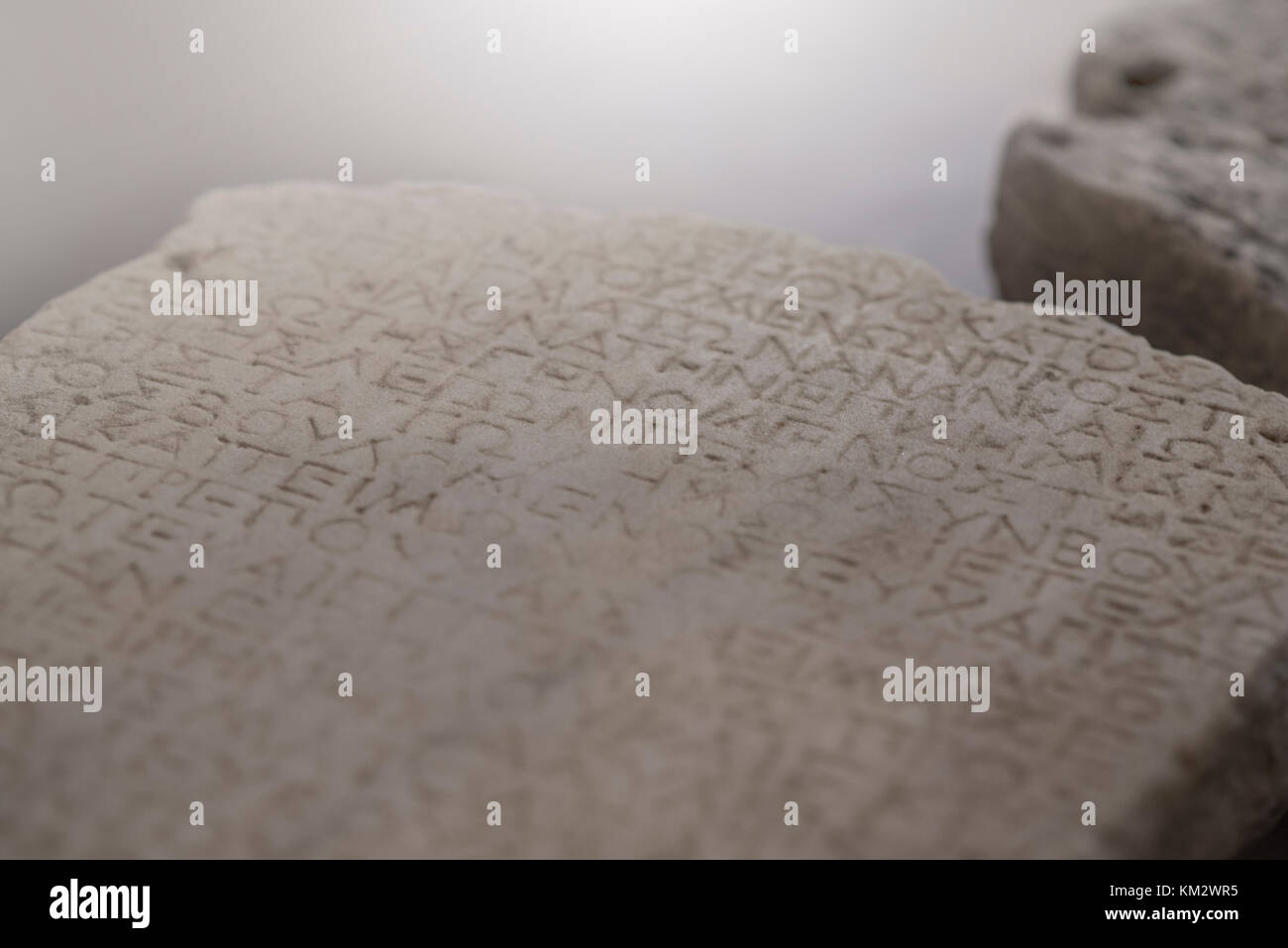 Alte Alphabete geschnitzt auf einer Steinplatte Stockfoto