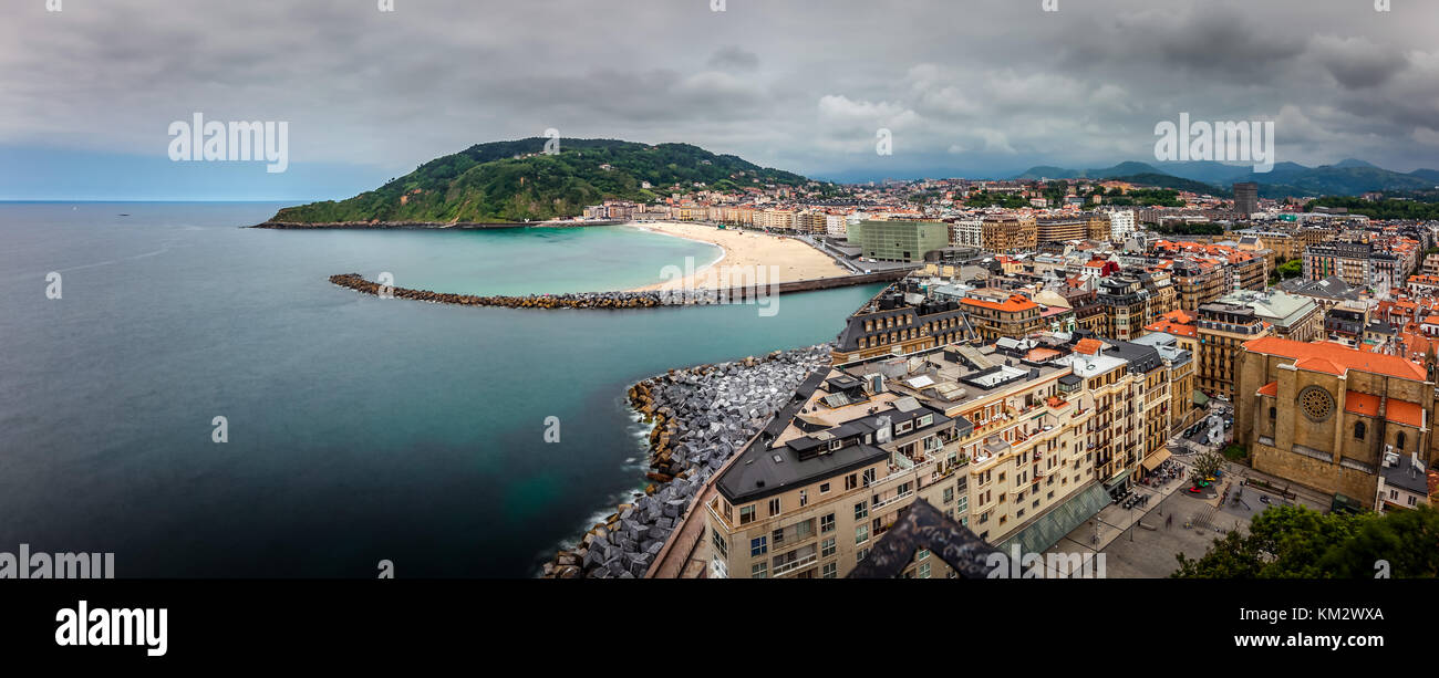 La Zurriola Strand ist einer der drei Strände in Donostia San Sebastian. Es ist bekannt für Surfen das ganze Jahr lang. Stockfoto