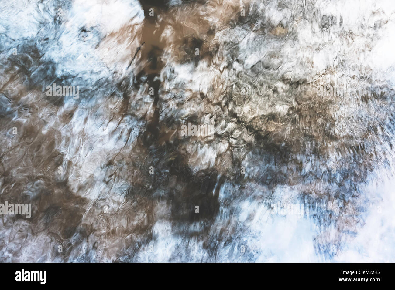 Eine abstrakte und künstlerischen farbigen Hintergrund, Tapeten oder Textur, die die Reflexion von einem Baum im Wasser. Stockfoto