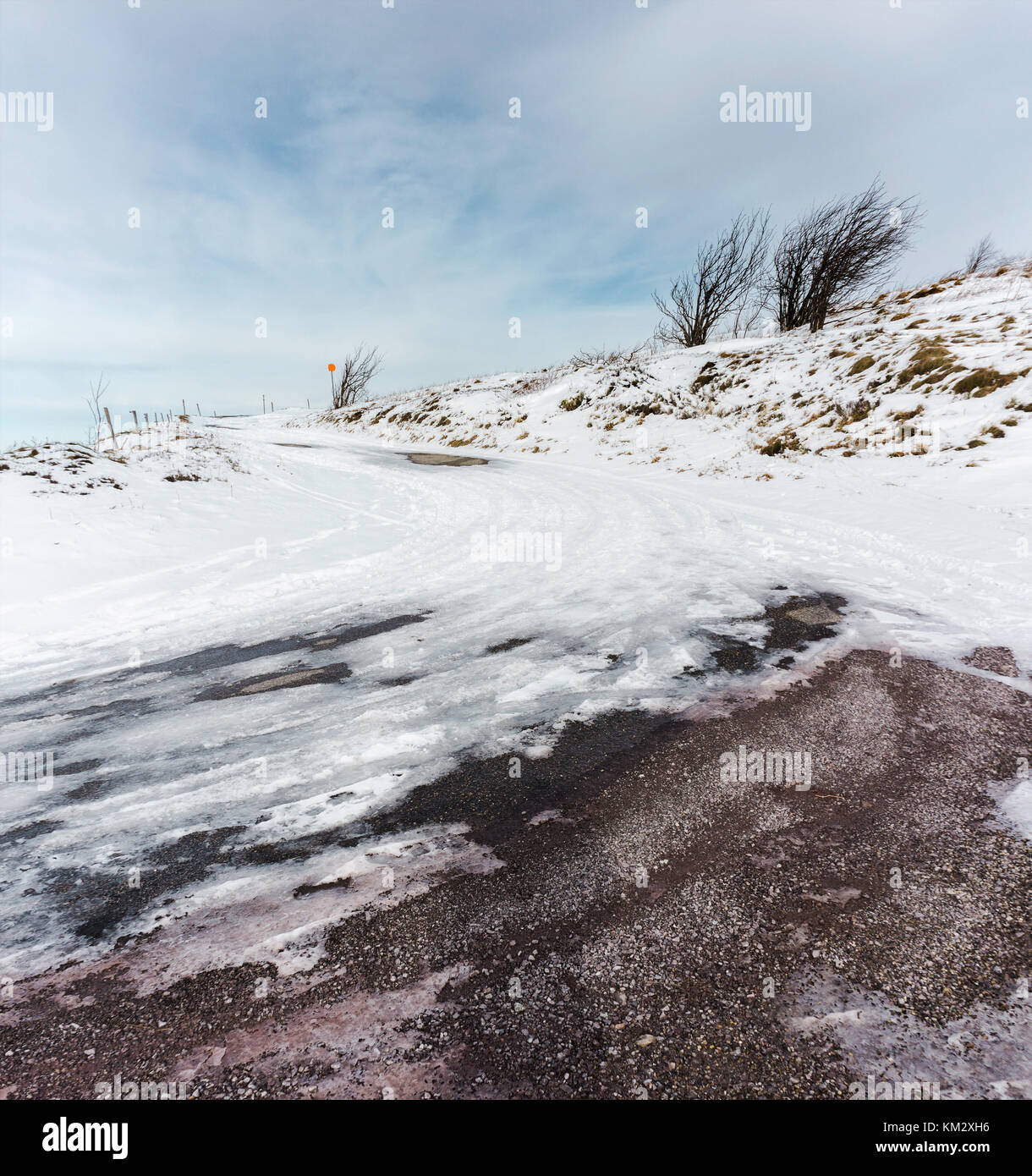 Verschneiten und eisigen geschwungene Straße in die Vogesen im Winter, Frankreich. Stockfoto