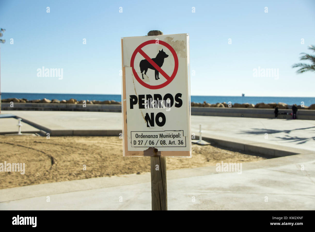Verbotene Zeichen in Spanisch, keine Hunde "Perros No" am Strand Stockfoto
