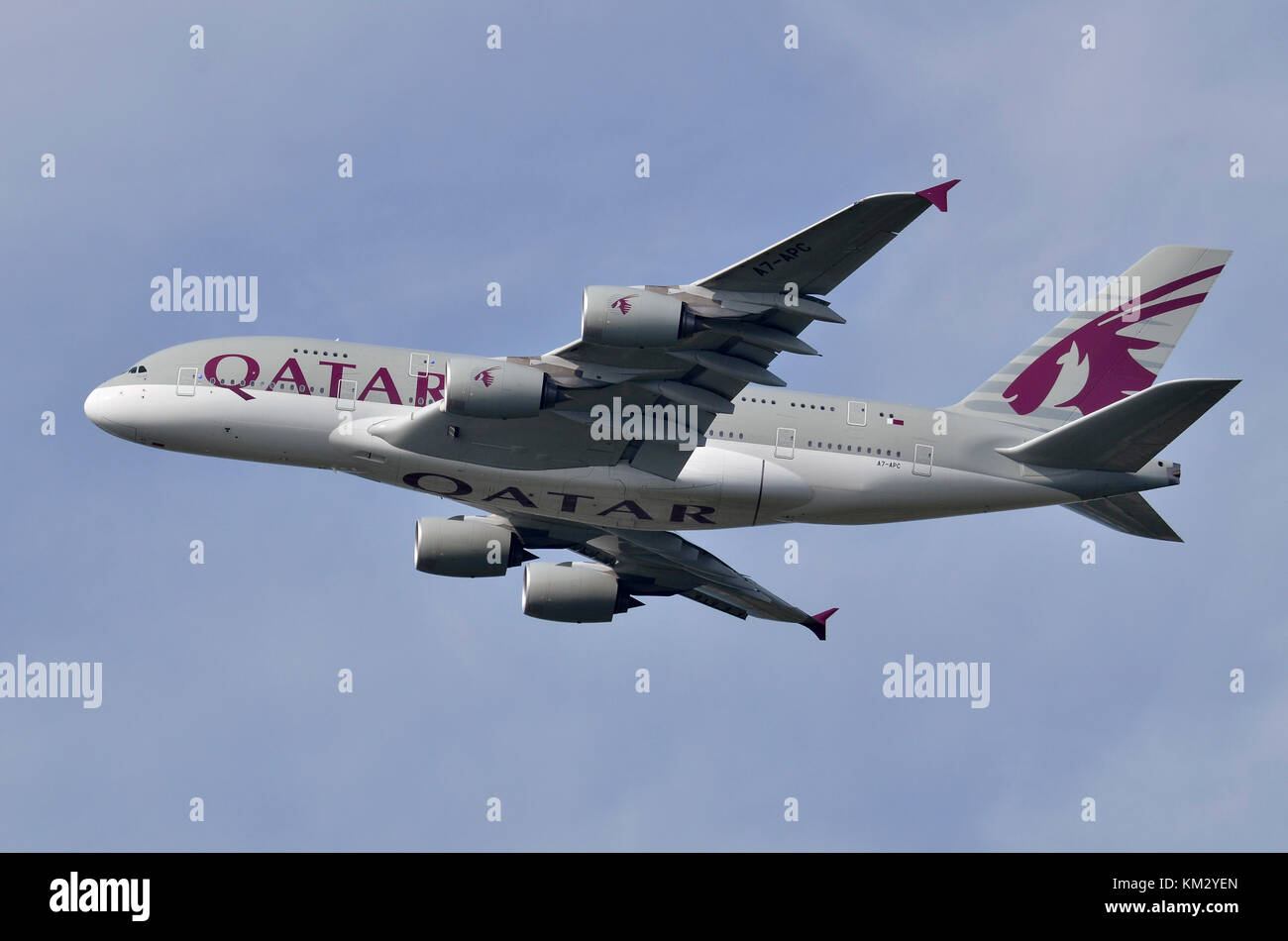 Qatar Airways Airbus A380, London Heathrow Flughafen, Großbritannien. Airbus A 380-861 A7-APC wird gesehen, Klettern nach dem Take-off. Stockfoto