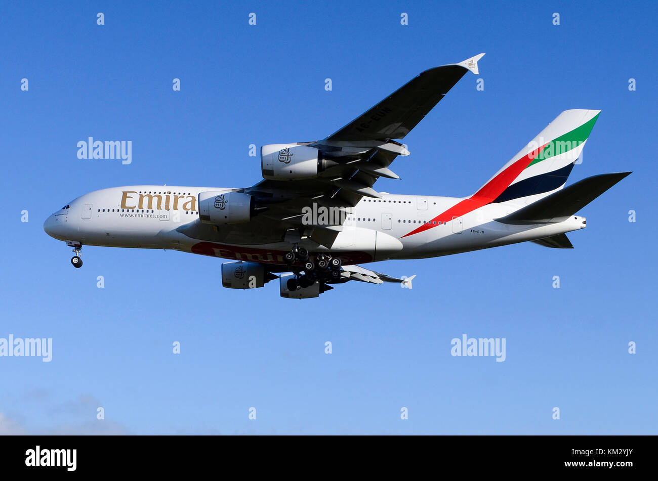 Emirates Airbus A380, der Flughafen Birmingham, UK. Airbus A 380-842 A6-EUN ist auf landeanflug gesehen. Stockfoto