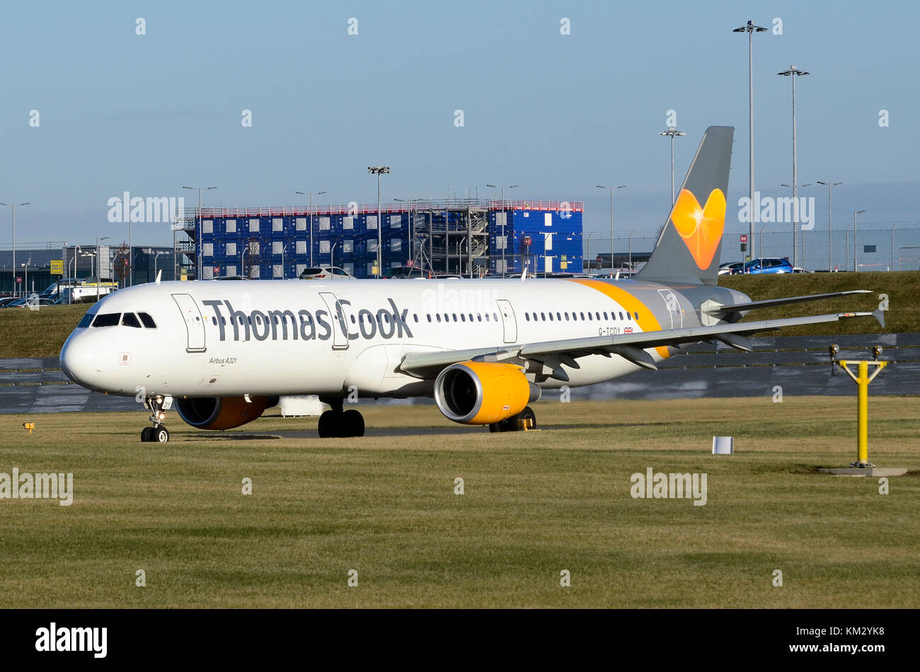 Airbus A321 Thomas Cook Airlines, Flughafen Birmingham, UK. Airbus A 321-211 G-TCDY gesehen wird das Rollen zum take-off. Stockfoto